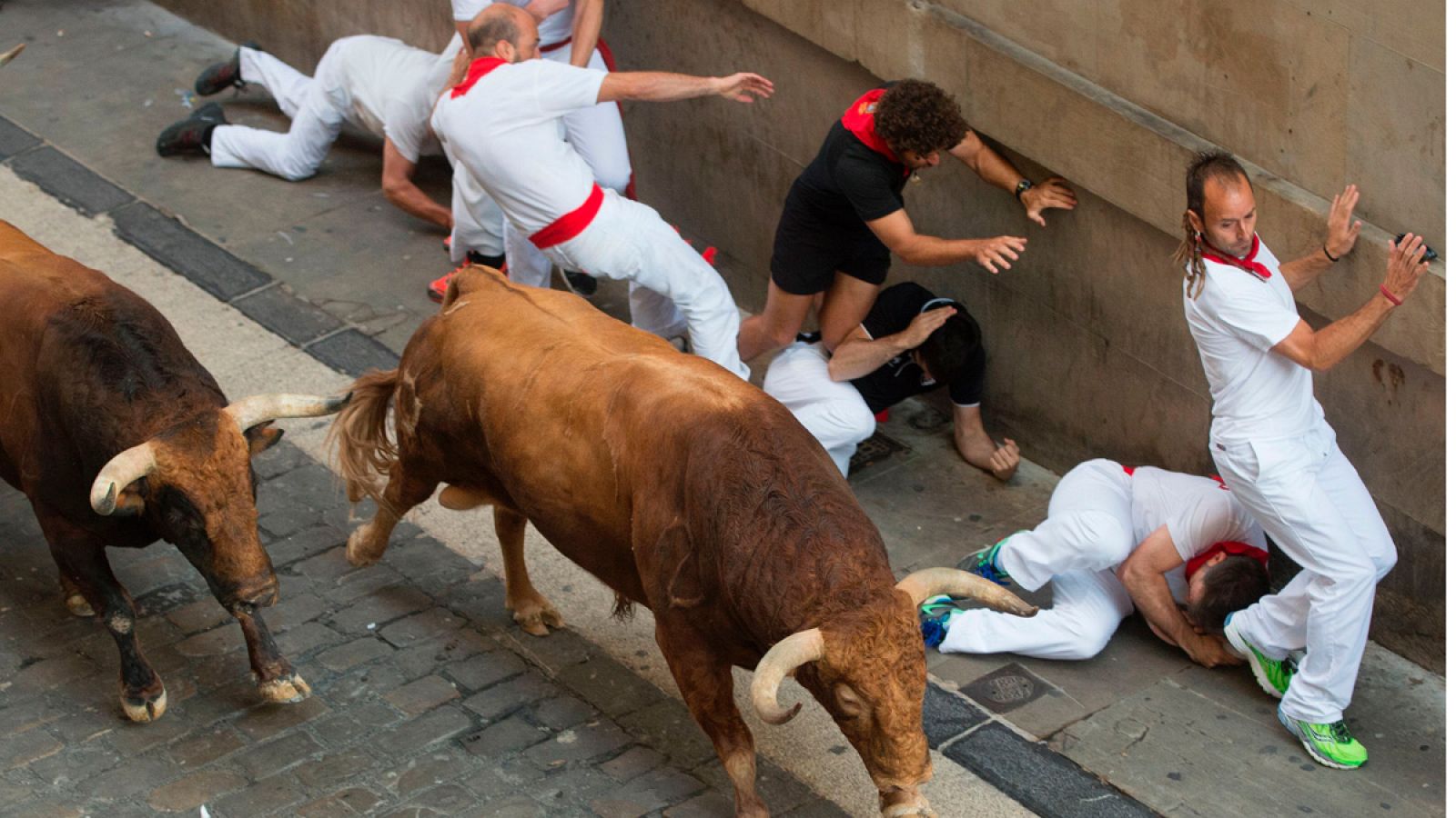 La manada ha salido muy agrupada y a gran velocidad en este quinto encierro de San Fermín 2015