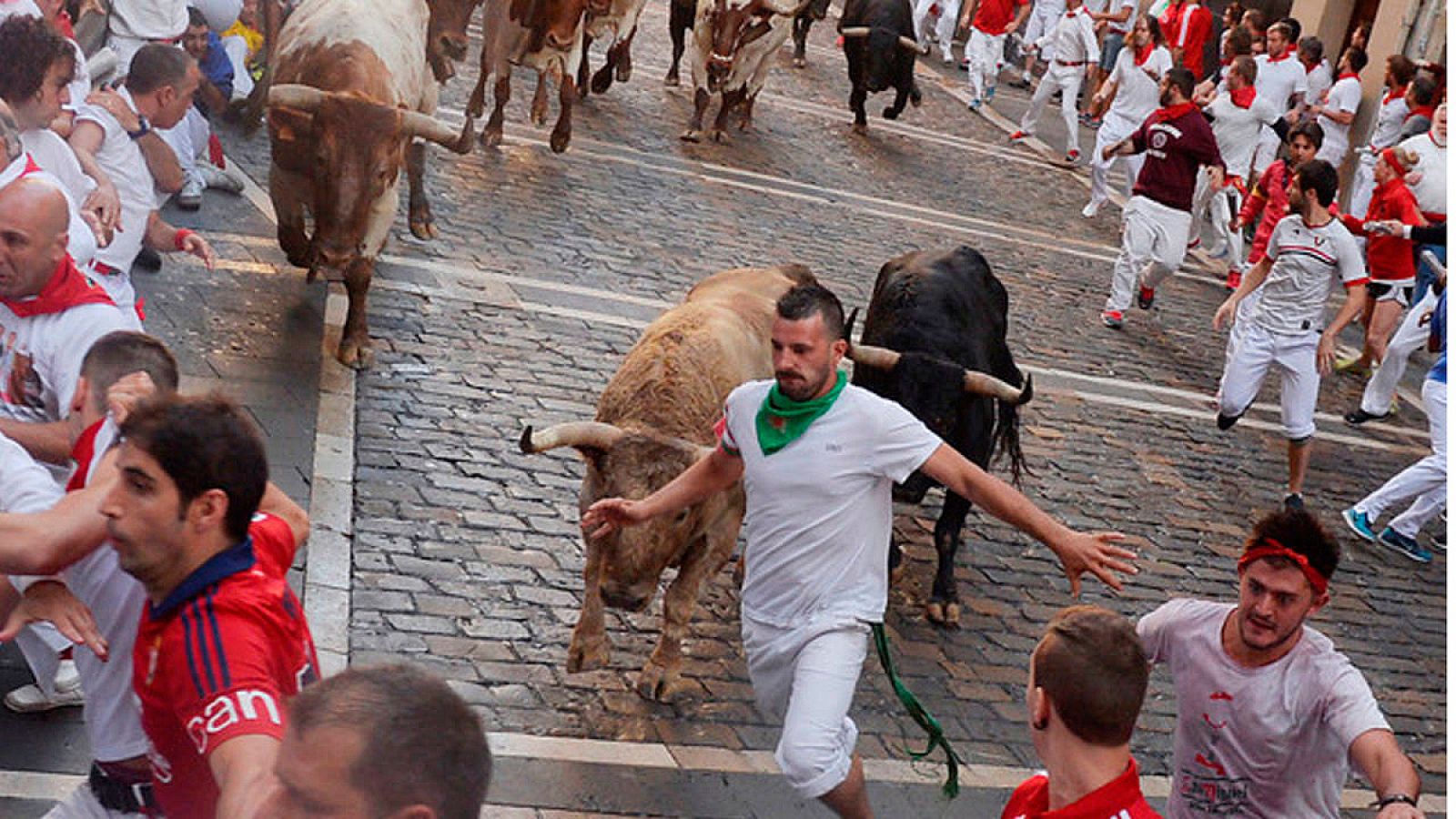 Un corredor en la calle Estafeta donde uno de los toros se ha adelantado dando oportunidades a los mozos para lucirse