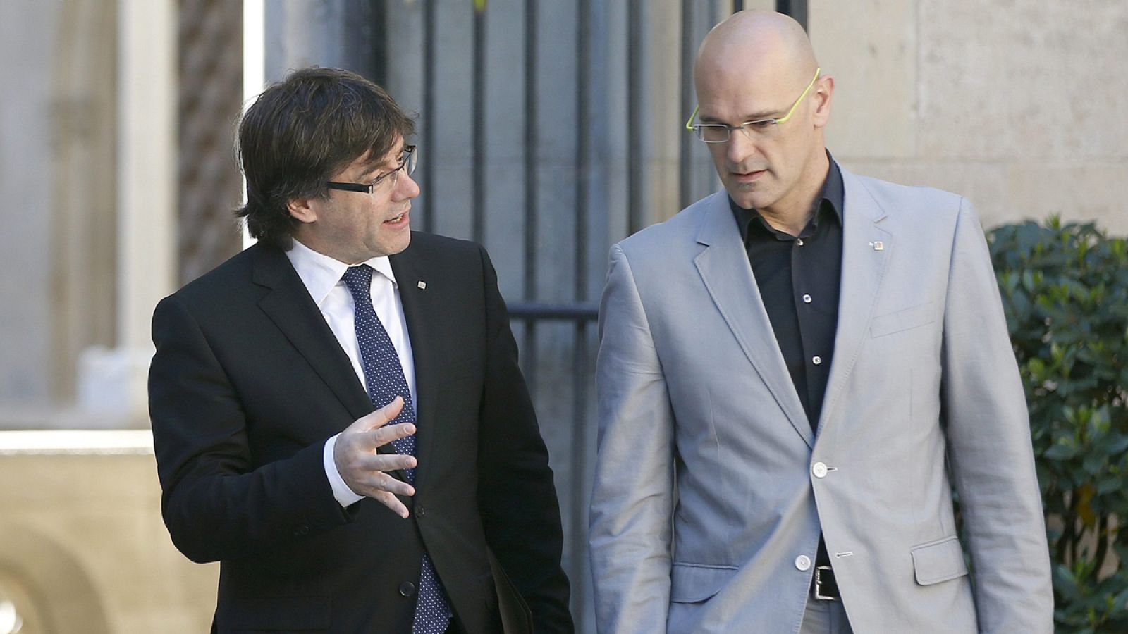 Carles Puigdemont conversa con Raül Romeva