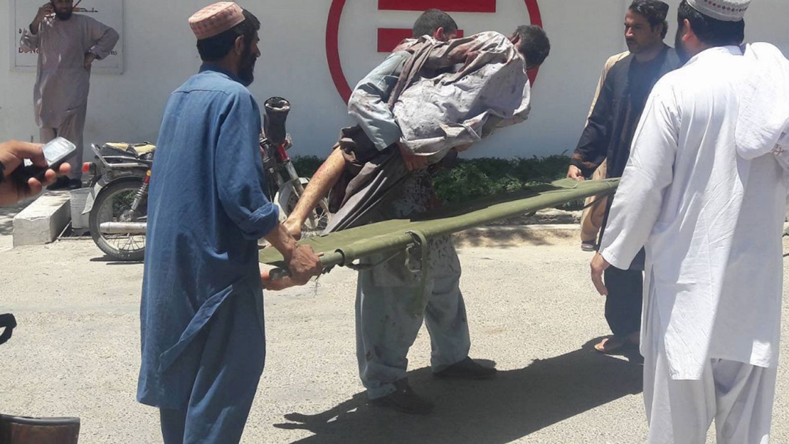 Uno de los heridos es trasladado al hospital de Lashkargah, en Afganistán.