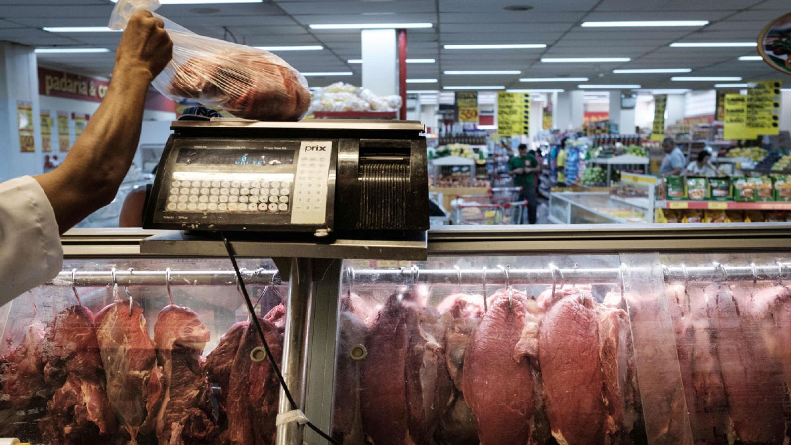 Un empleado vende carne durante una inspección de la Agencia de protección del consumidor en Río de Janeiro