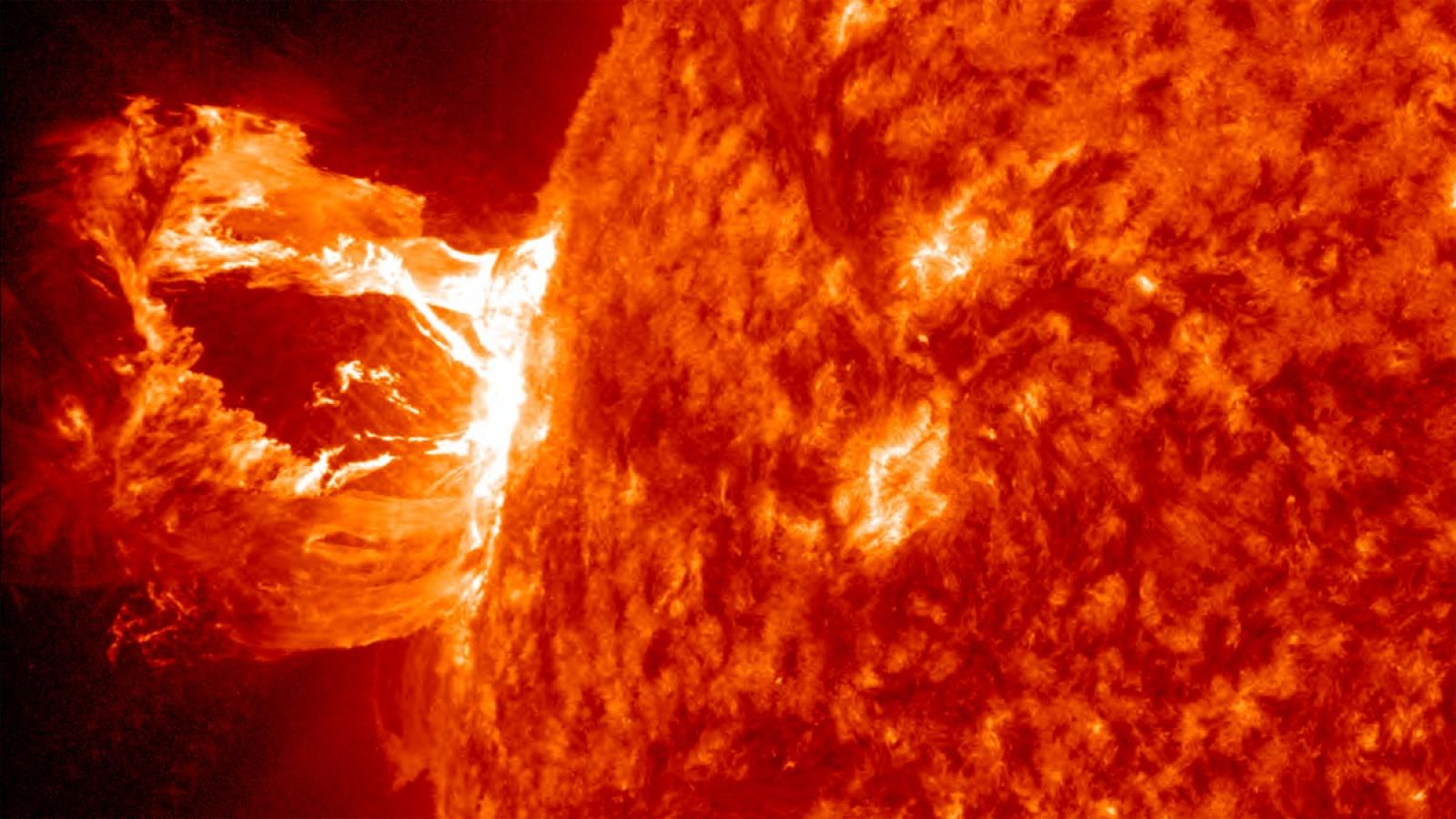 Las eyecciones de masa corporal (CME) son enormes explosiones de plasma solar y campos magnéticos de la atmósfera del Sol que pueden llegar a la Tierra.