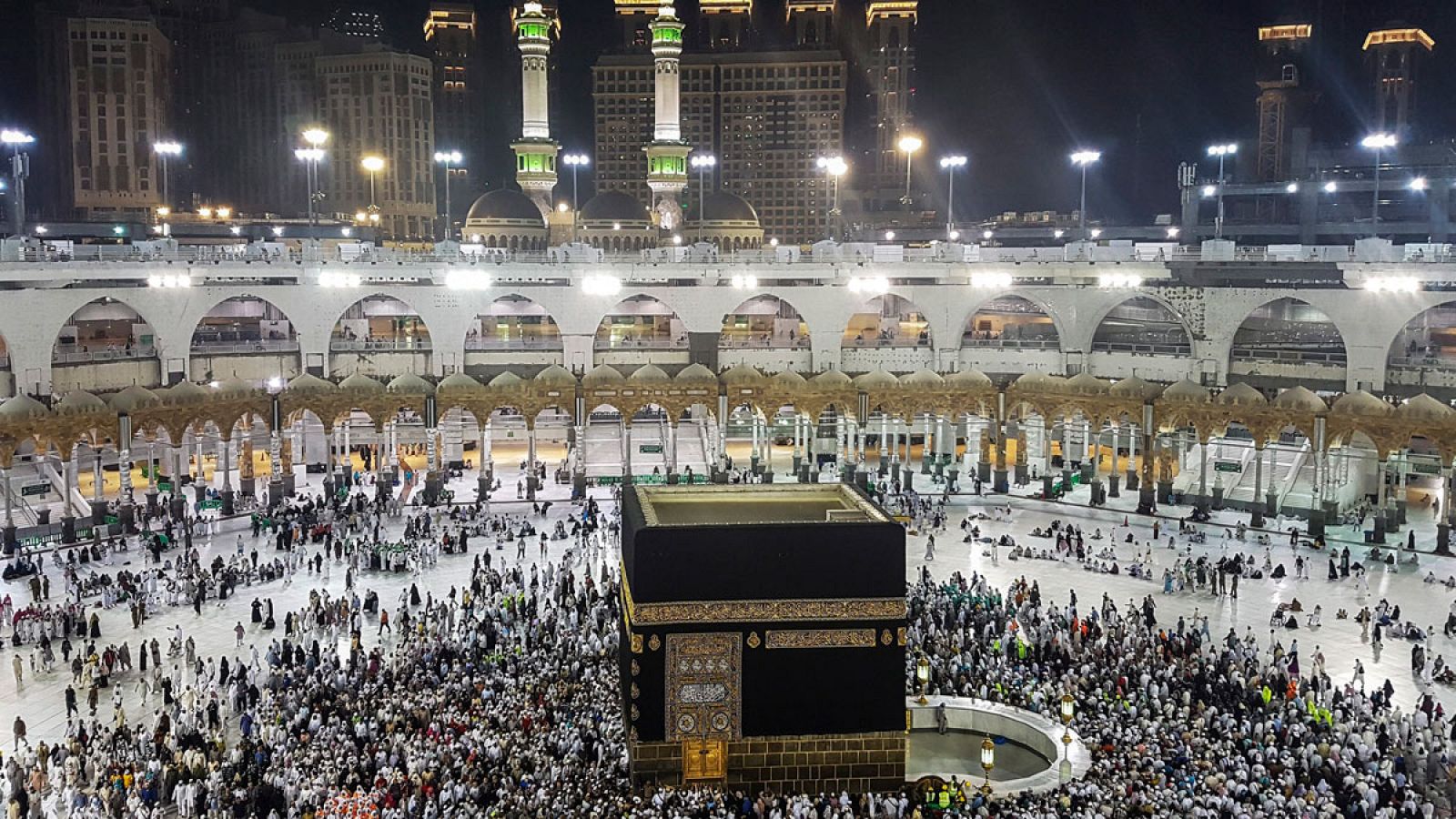 Numerosos peregrinos completan las vueltas a la "Kaaba" en el centro de la Gran Mezquita de La Meca, en Arabia Saudí, en septiembre de 2016.