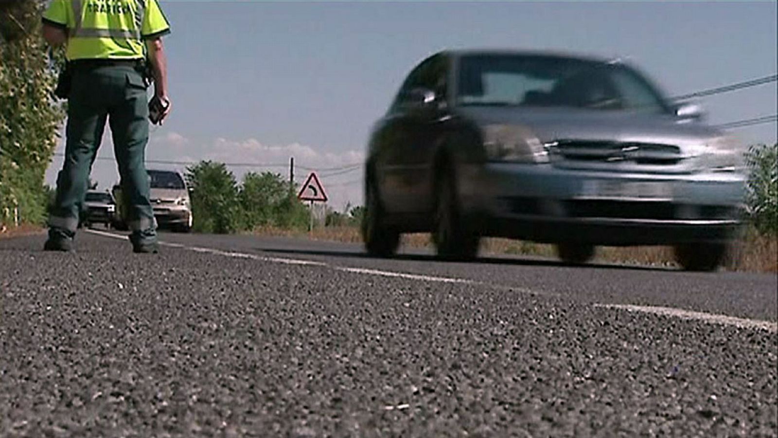 Archivo: Un agente de la Guardia Civil durante un control de carretera