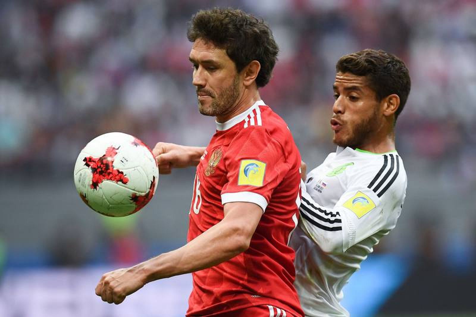 El ruso Zhirkov y el mexicano Dos Santos (d) pelean por un balón 