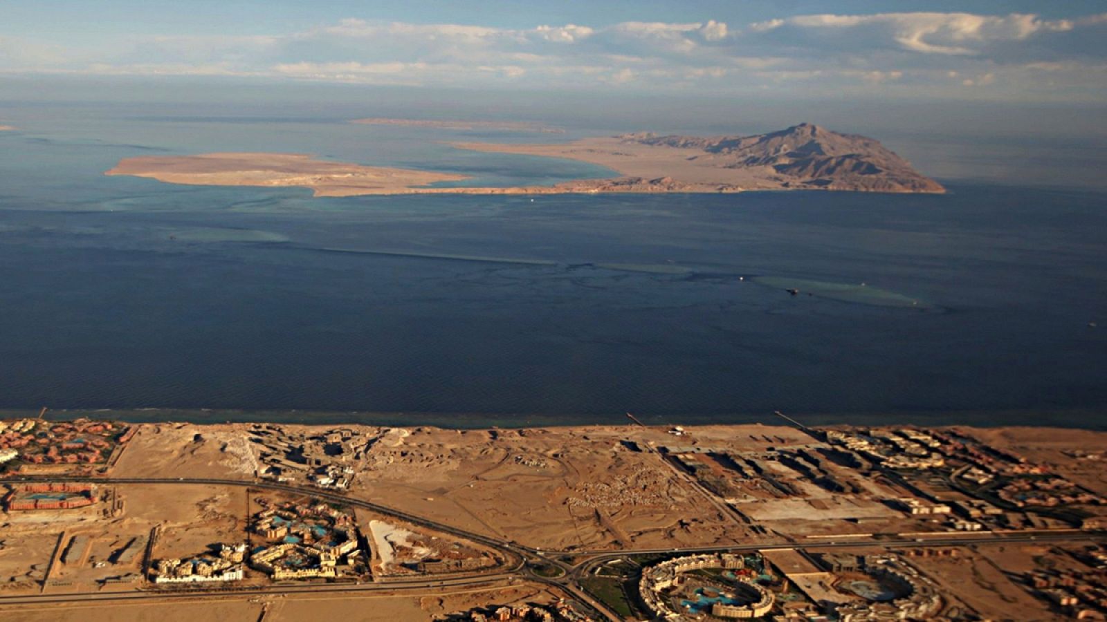 La isla de Tiran (abajo) y la de Sanafir (arriba), en el Mar Rojo.