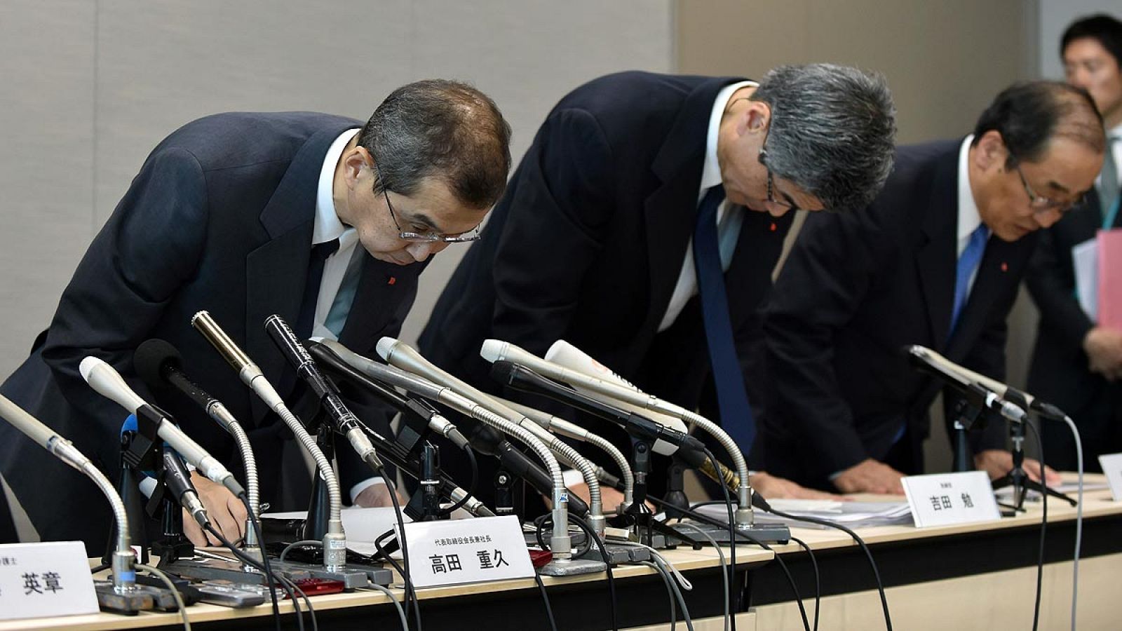 La dirección de Takata pide disculpas por la quiebre de la empresa