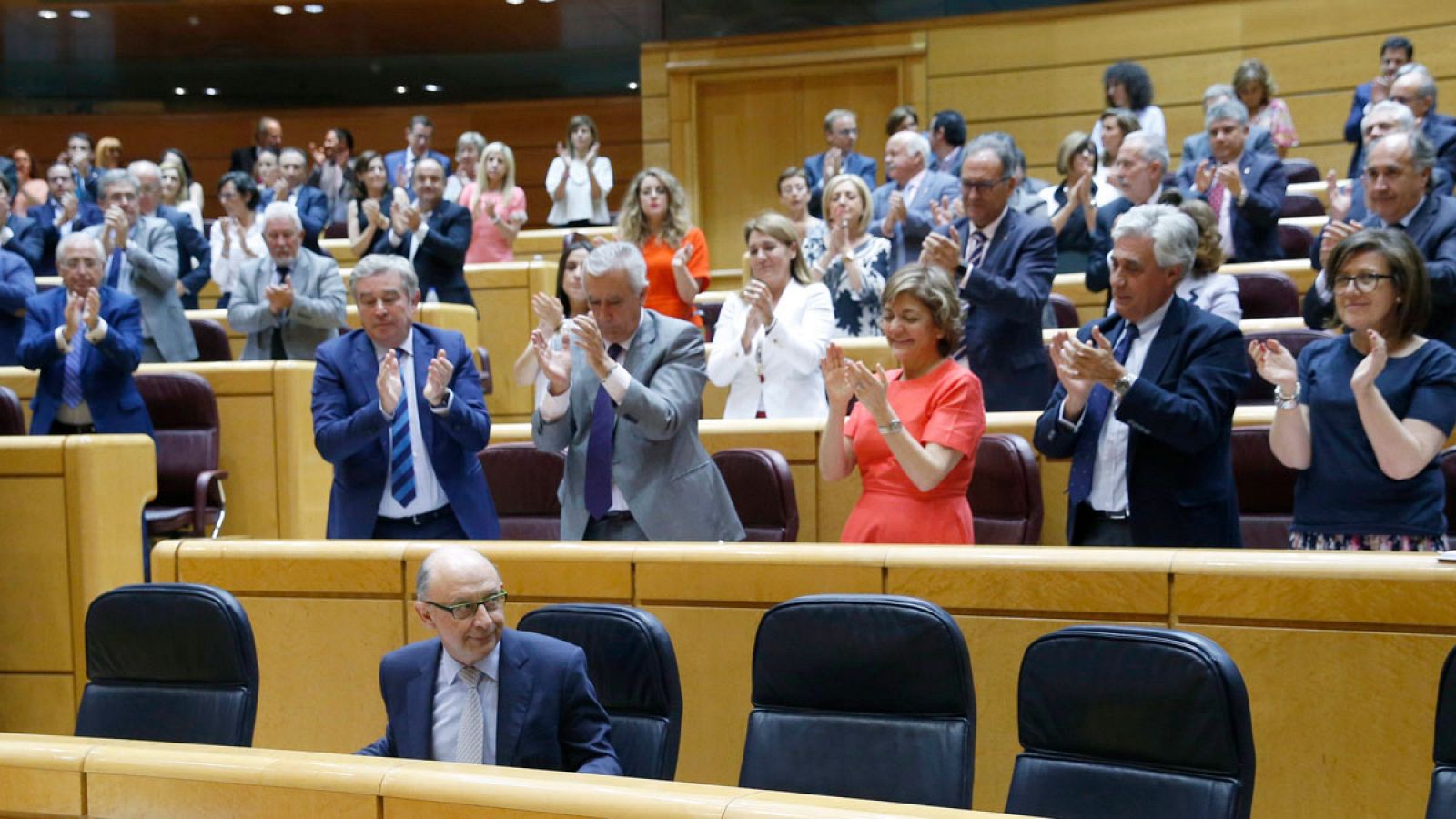 El ministro de Hacienda, Cristóbal Montoro, recibe el aplaso de los senadores de su grupo en una imagen de archivo