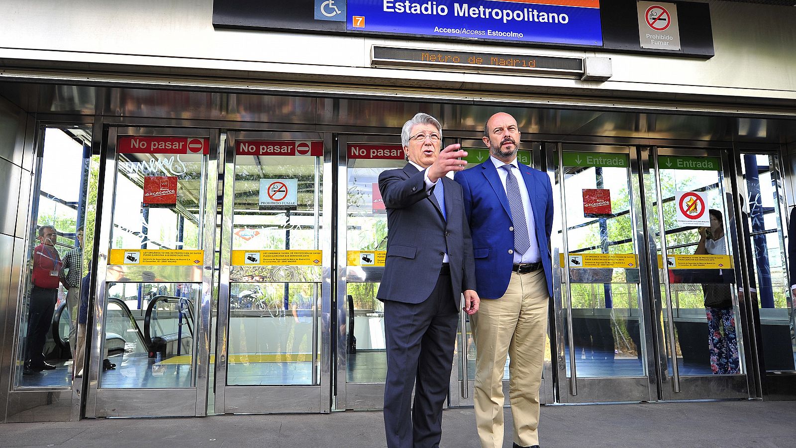 El presidente del Atlético de Madrid, Enrique Cerezo, y el consejero de Transportes, Pedro Manuel Rollán.