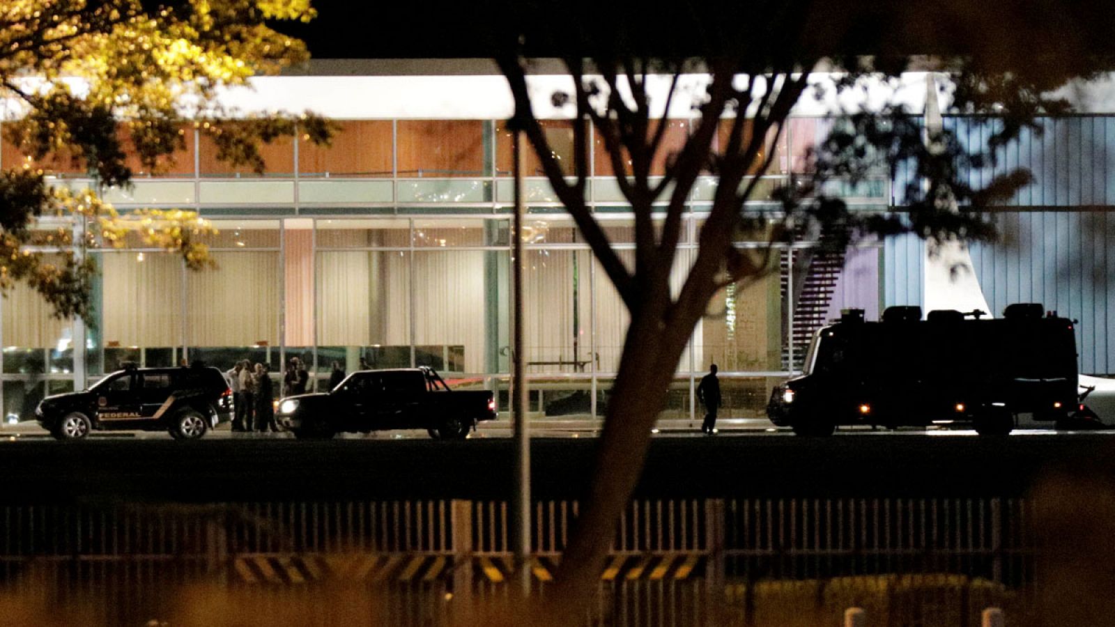 Policías federales y miembros de las fuerzas armadas de Brasil refuerzan la seguridad del Palacio de la Alvorada tras el suceso.