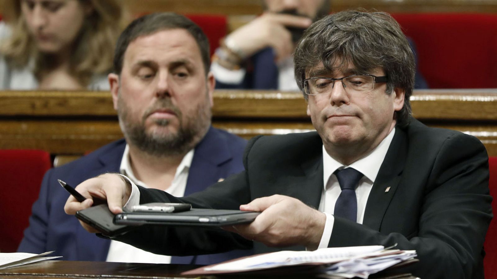 El presidente de la Generalitat de Cataluña Carles Puigdemont y el vicepresidente del Govern y conseller de Economía Oriol Junqueras
