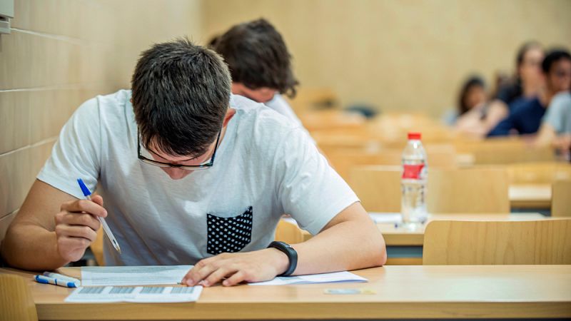 Alumnos realizando las pruebas de acceso a la universidad