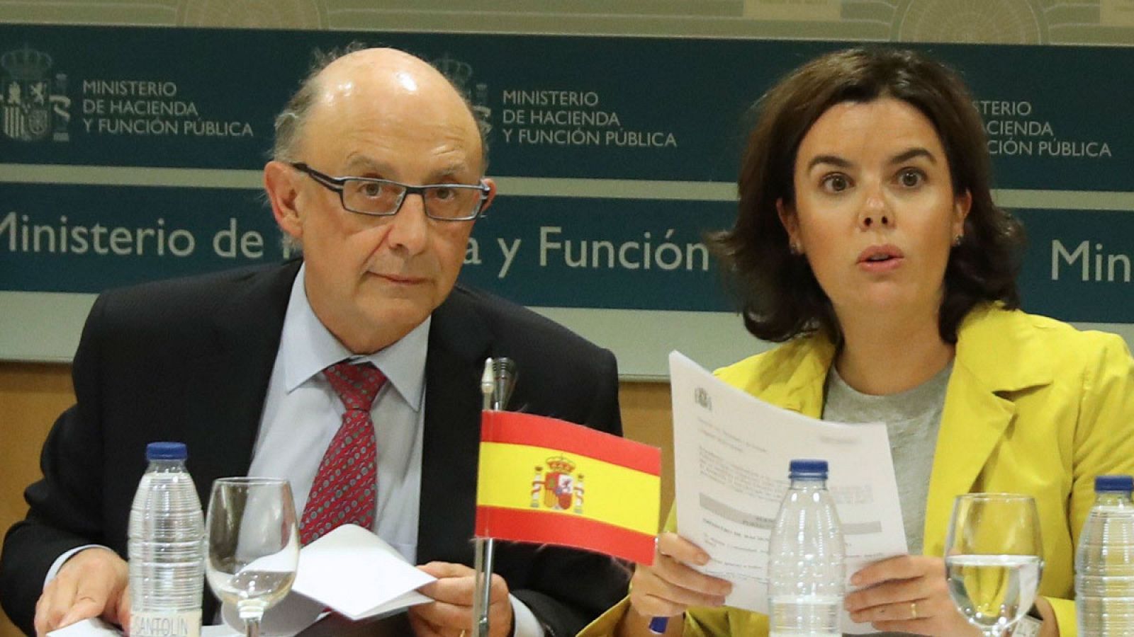 La vicepresidenta del Gobierno, Soraya Sáenz de Santamaría y el ministro de Hacienda, Cristóbal Montoro