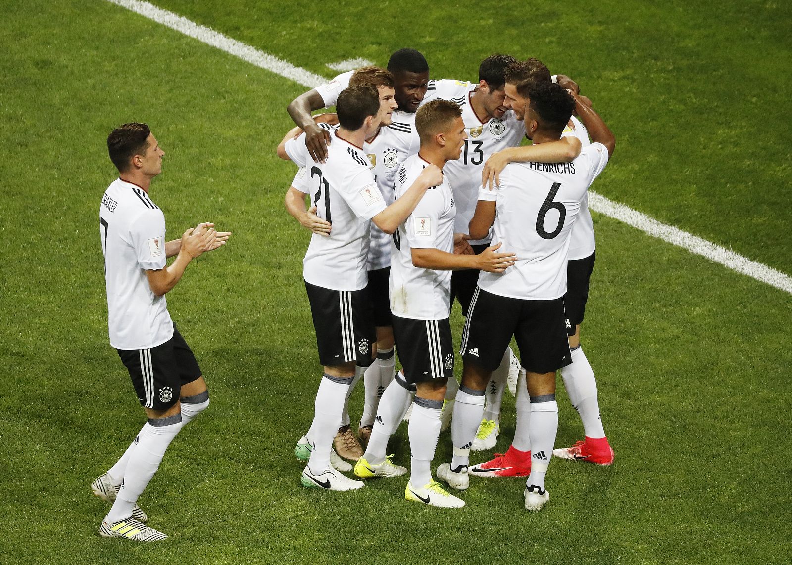 Los jugadores alemanes celebran el tanto marcado por Leon Goretzka.