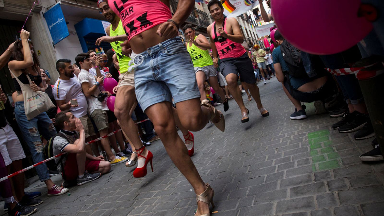 Imagen de la popular Carrera de Tacones celebrada el jueves 29 de junio de 2017 en el barrio madrileño de Chueca.