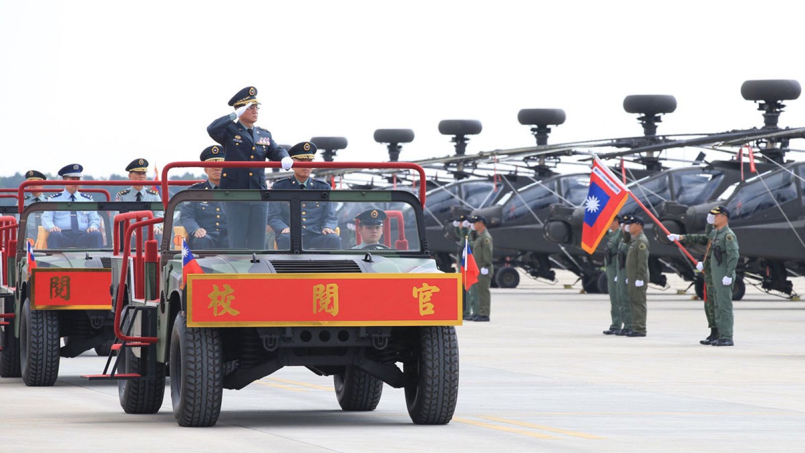 Imagen del 28 de junio de 2017 en la que se ve al comandante del Ejército de Taiwán, el general Wang Shin-lung, presidiendo la ceremonia de entrega de 30 helicópteros Apache que fueron encargados a EE.UU.
