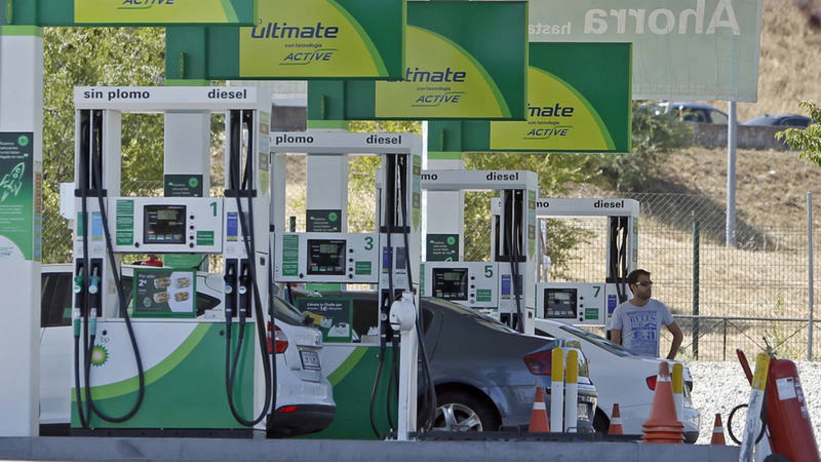 Un hombre reposta en una gasolinera de Madrid