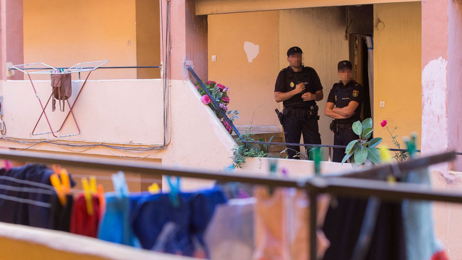 Policías ante la vivienda donde un hombre ha sido detenido por matar presuntamente a sus padres en Paterna en Valencia