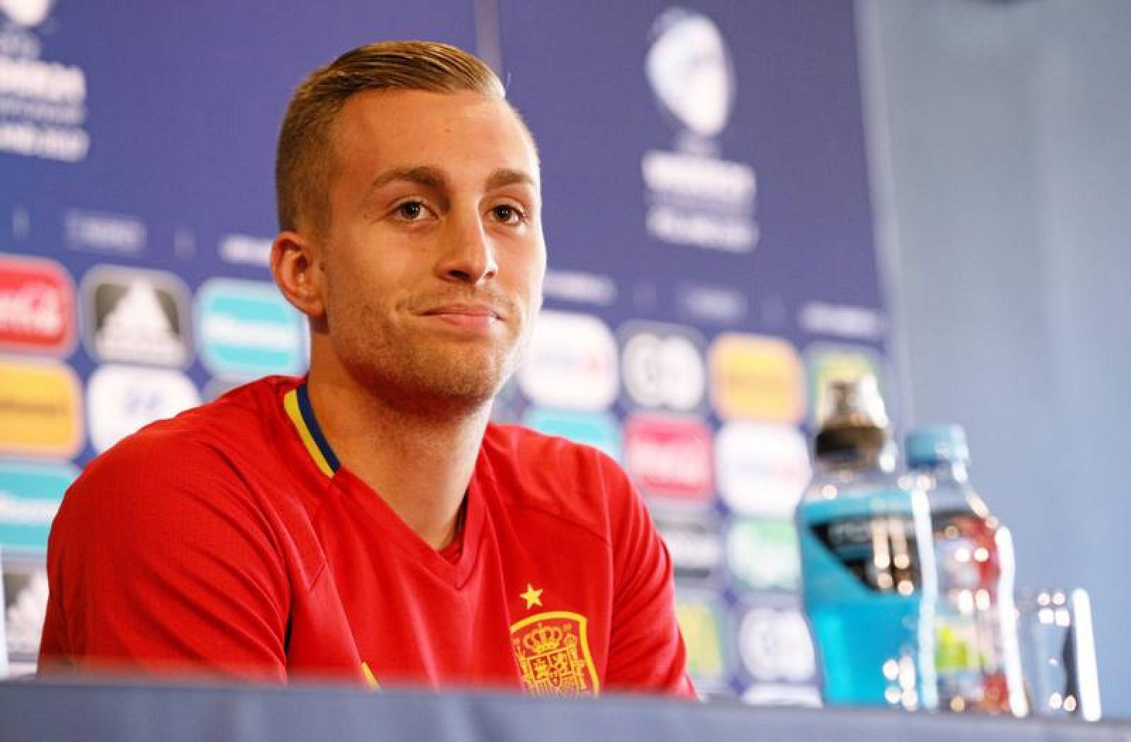 El jugador español Gerard Deulofeu asiste a una rueda de prensa con la sub'21.