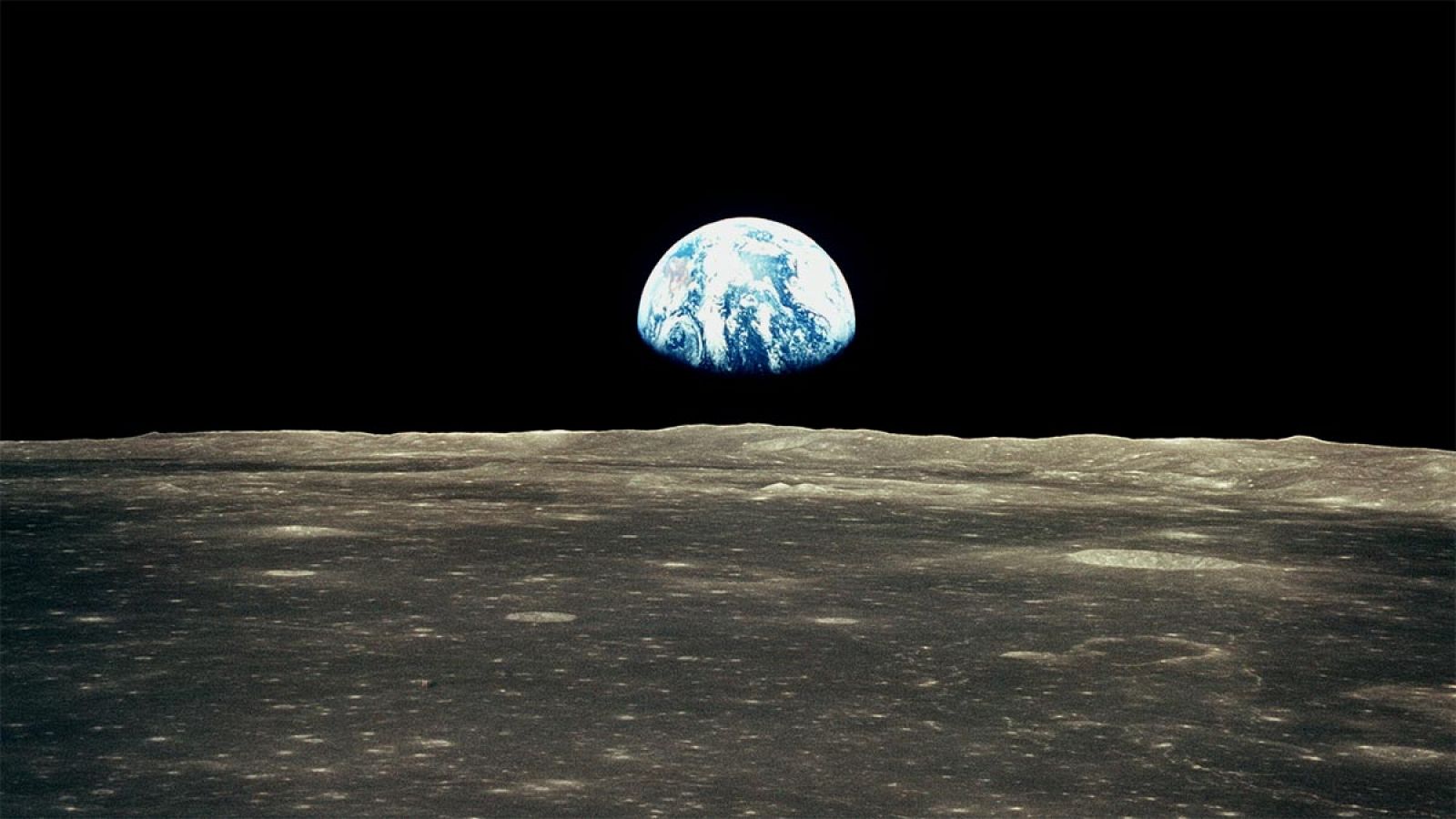 Imagen parcial de la Tierra, vista desde la superficie lunar.