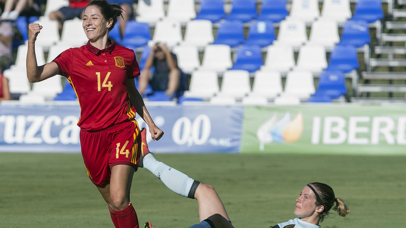 Viky Losada celebra el segundo de los siete goles a Bélgica