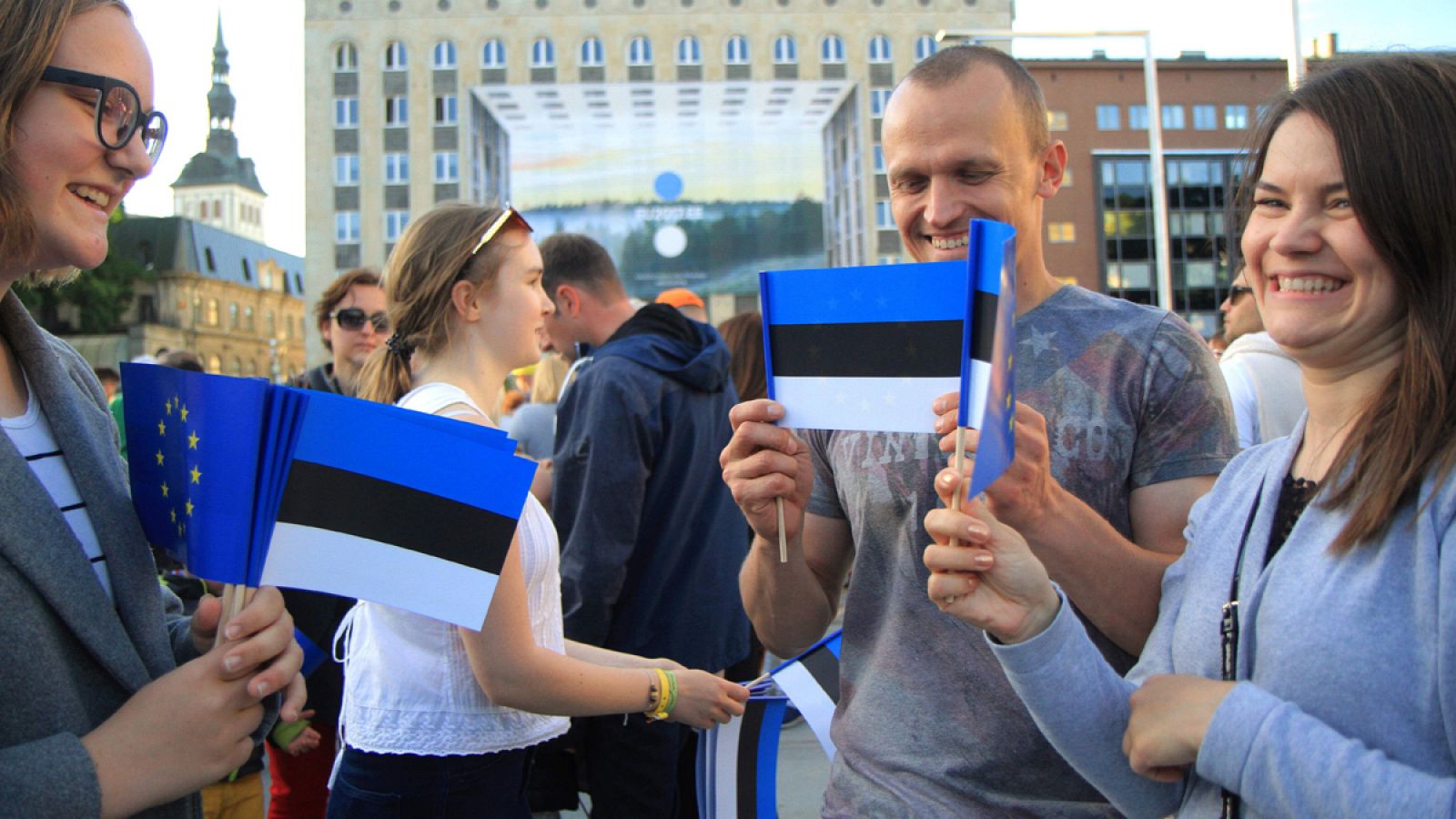 La gente celebra en la Plaza de la Libertad, en Tallin, la presidencia de Estonia de la UE.