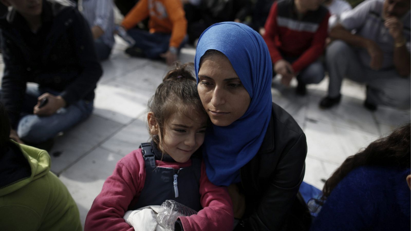 Una mujer siria y su hija esperan en Grecia una respuesta para encontrar asilo.