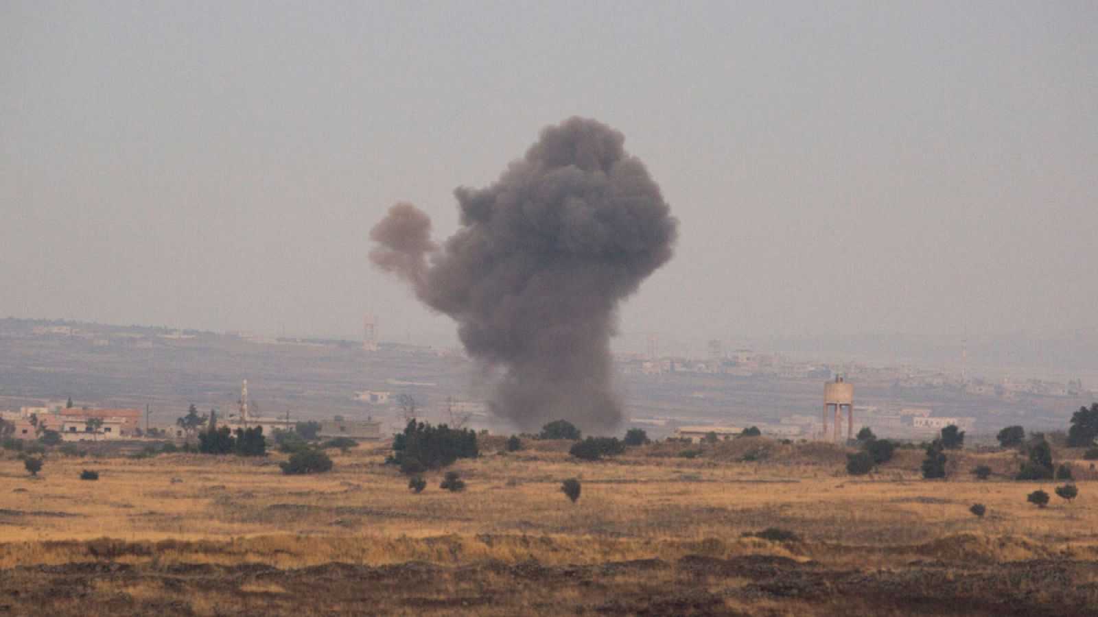 Imagen de una columna de humo en la aldea siria Hamideah como resultado del enfrentamiento cerca de la frontera entre Israel y Siria en los Altos de Golán.