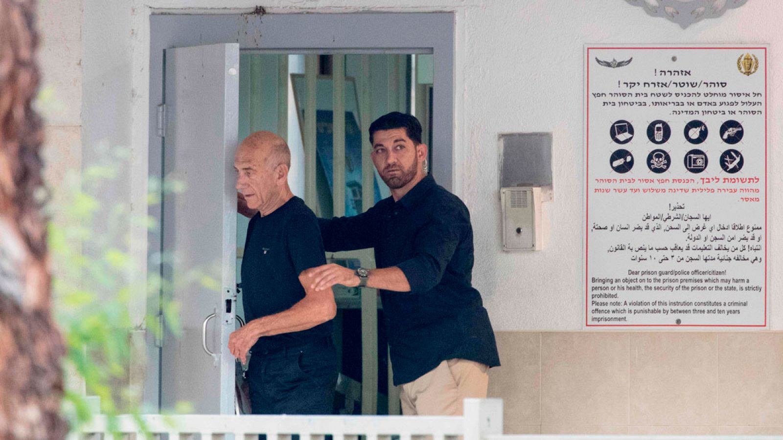 El ex primer ministro israelí Ehud Olmert saliendo de la prisión de Maasyahu este domingo, 2 de julio de 2017.