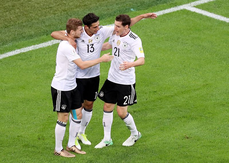 Lars Stindl (C) es felicitado por sus compañeros Timo Werner (I) y Sebastian Rudy (D).