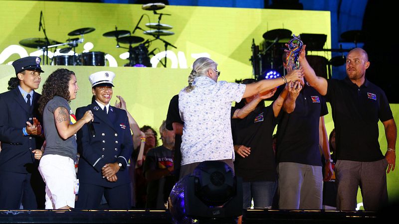 Representantes de Nueva York recogen el testigo como organizadores del World Pride 2019, durante la gala de clausura en la Puerta de Alcalá, en Madrid