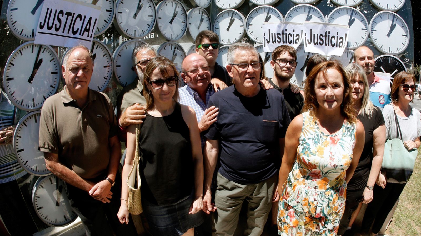 La Asociación de Víctimas del Metro 3 de Julio se reúne junto al monumento que homenajea a los 43 fallecidos