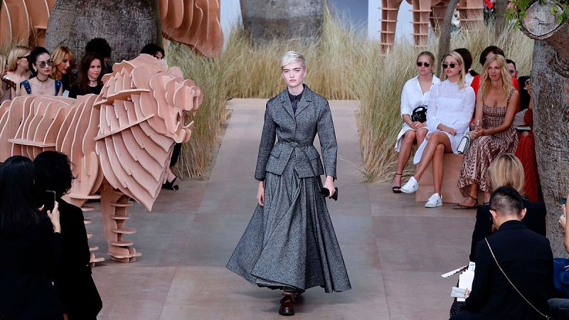 Maria Grazia Chiuri, directora creativa de Dior, reinterpreta el traje Bar.