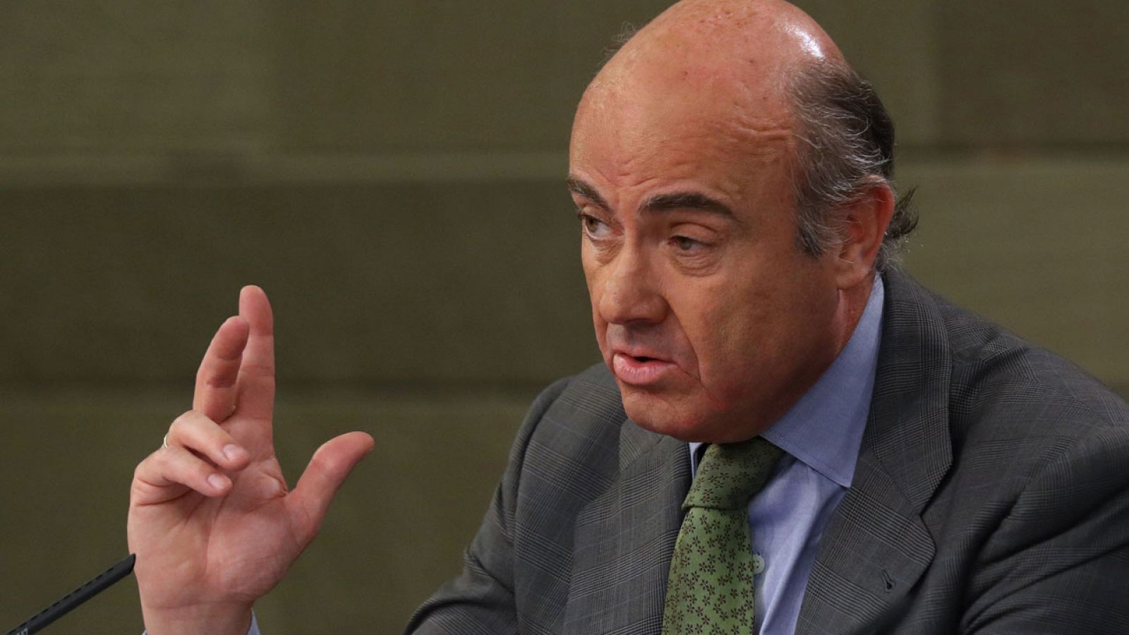 El ministro de Economía, Luis de Guindos, en la rueda de prensa tras el Consejo de Ministros