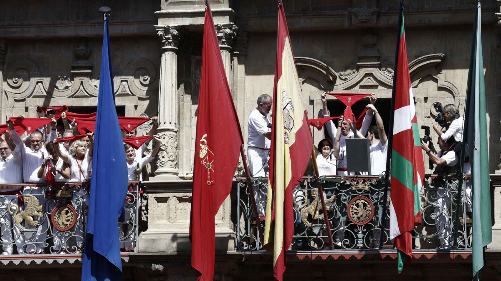 Las banderas europea, española y navarra ondean en el Ayuntamiento de Pamplona junto a la ikurriña en el chupinazo