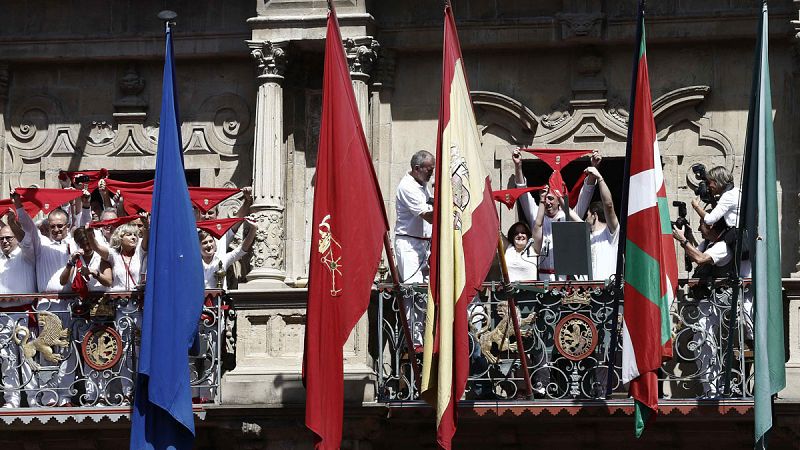 Las banderas europea, española y navarra ondean en el Ayuntamiento de Pamplona junto a la ikurriña en el chupinazo