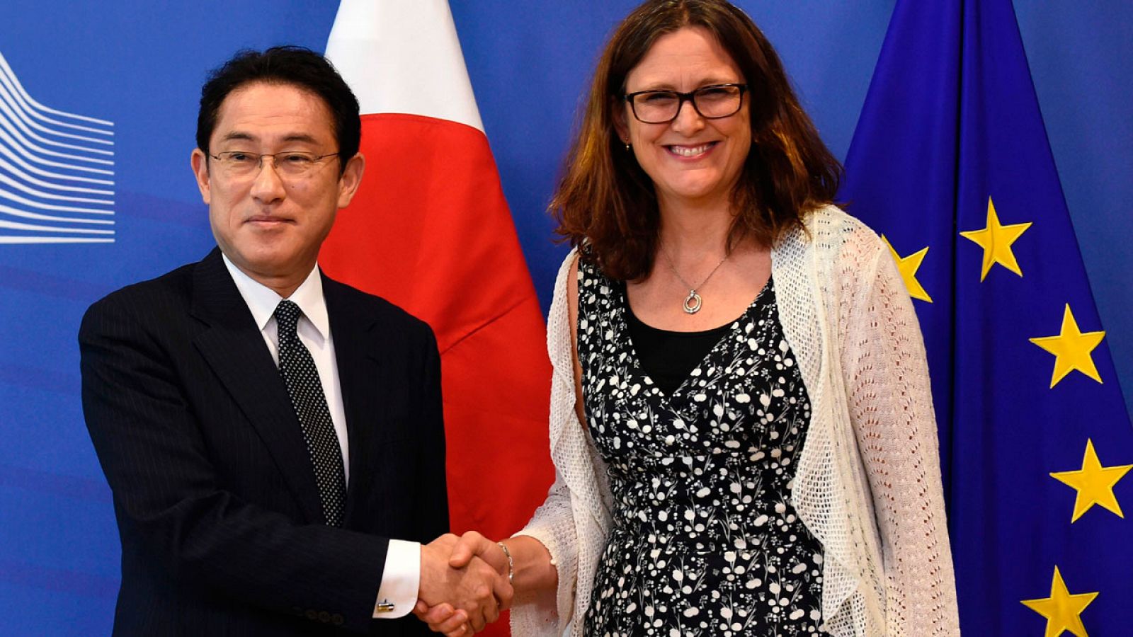 El ministro japones de Exteriores, Fumio Kishida, y la comisaria de Comercio de la UE, Cecilia Malmström