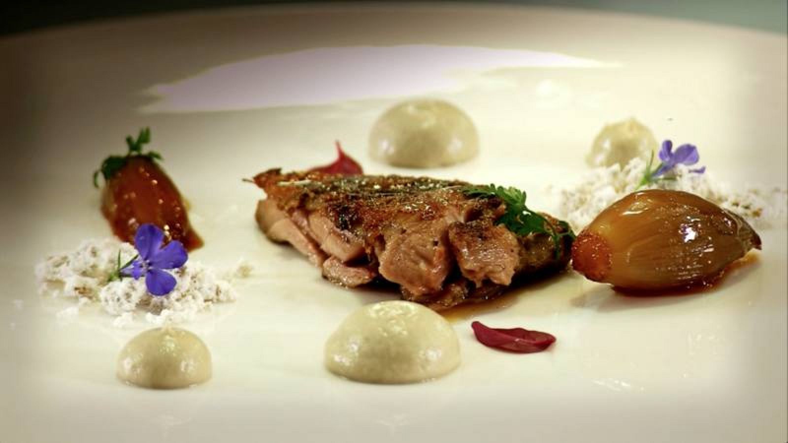  Paletilla de chivo payoyo con hummus de berenjena ahumada, chalotas caramelizadas y miel de caña