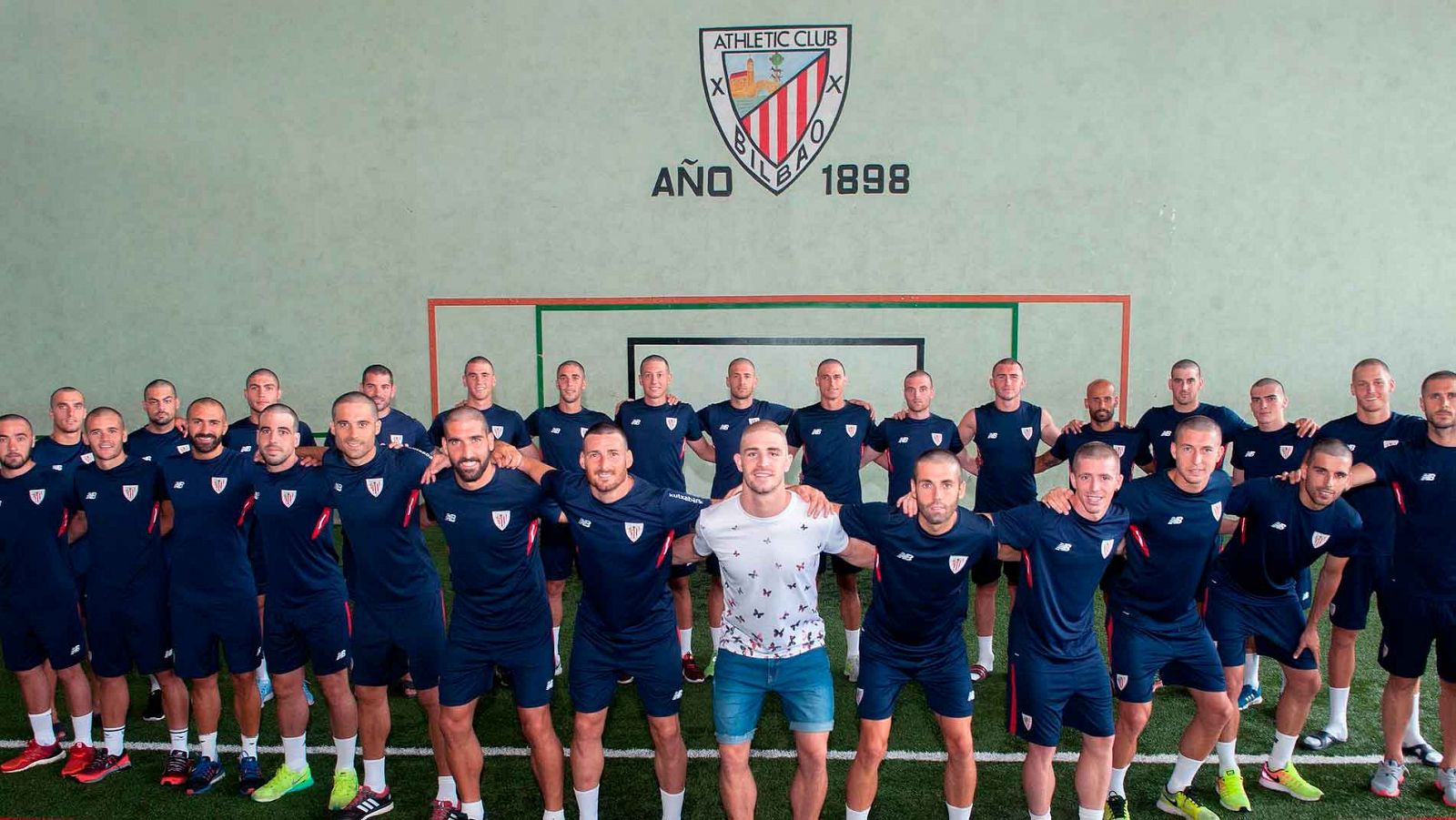 Los jugadores del Athletic, con la cabeza rapada, arropan a Yeray.