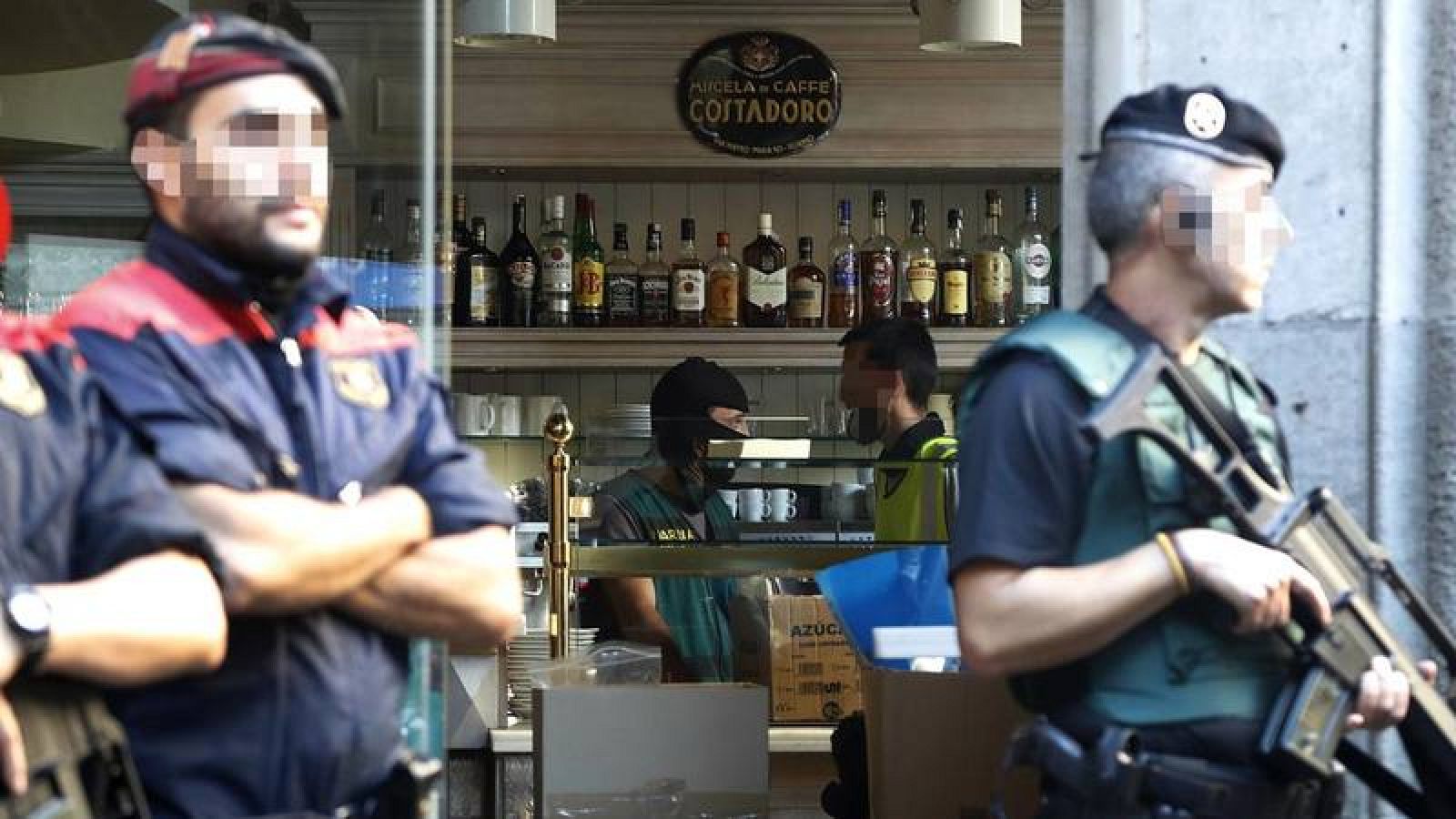 Imagen del registro en Barcelona de una cafetería relacionada con la Camorra napolitana.