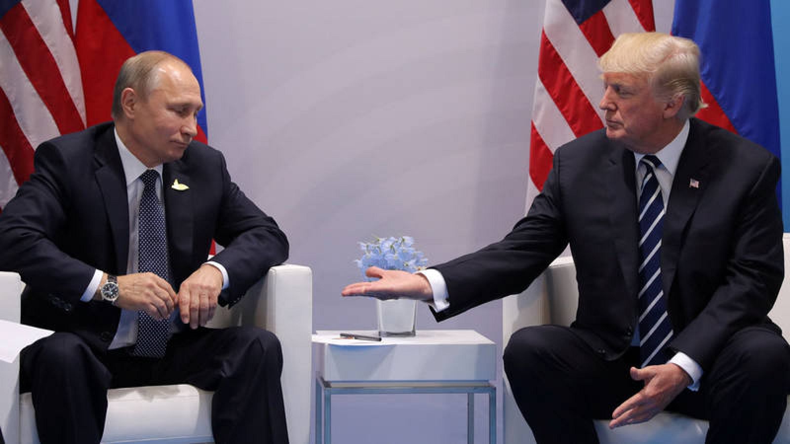  Vladímir Putin y Donald Trump se saludan durante su primera reunión bilateral en la cumbre del G20 en Hamburgo. 