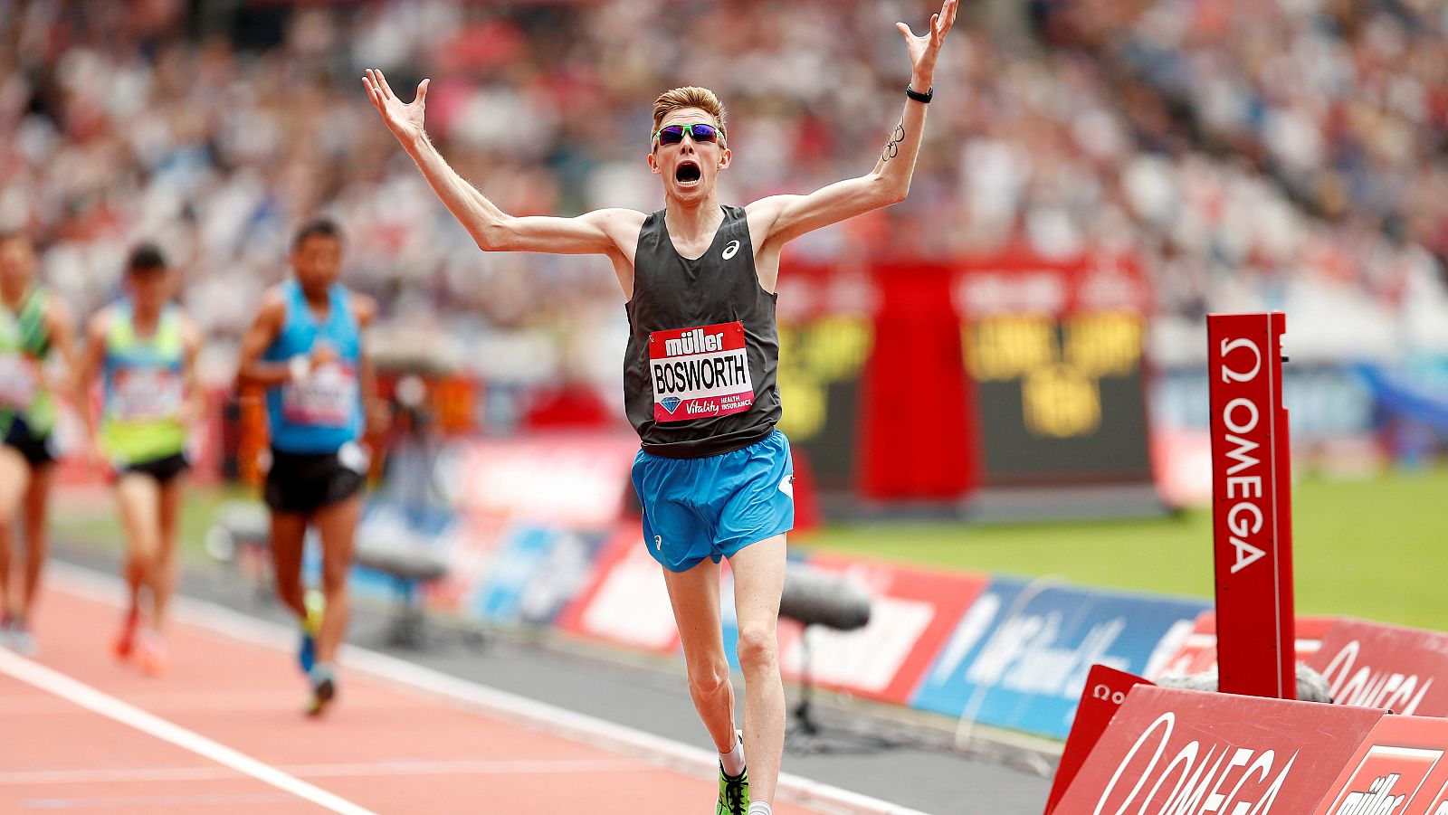 Tom Bosworth celebra su triunfo en la milla de marcha la Diamond League.