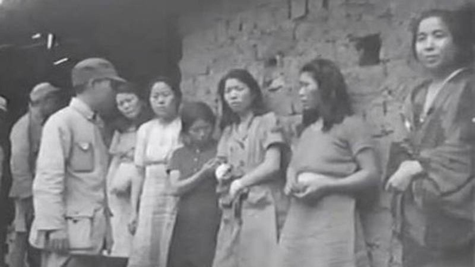 Un vídeo en blanco y negro muestra a las siete mujeres coreanas en la puerta de un supuesto burdel militar.