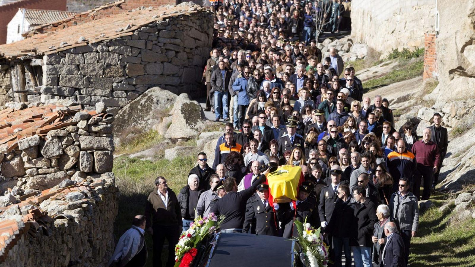 Imagen del entierro del agente de la Policía Nacional Francisco Javier Ortega, en Navarredondilla (Ávila).