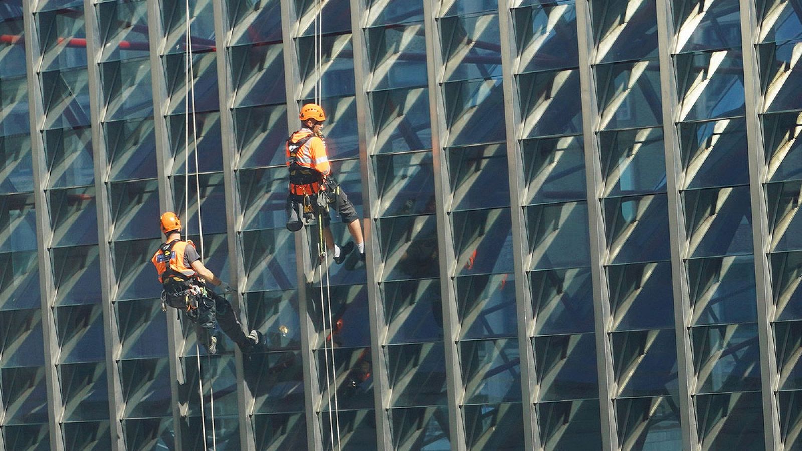 Dos trabajadores limpian unos cristales en Londres