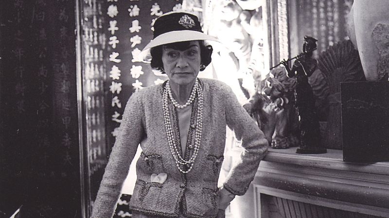 Gabrielle Chanel fotografiada por Cecil Beaton en París.