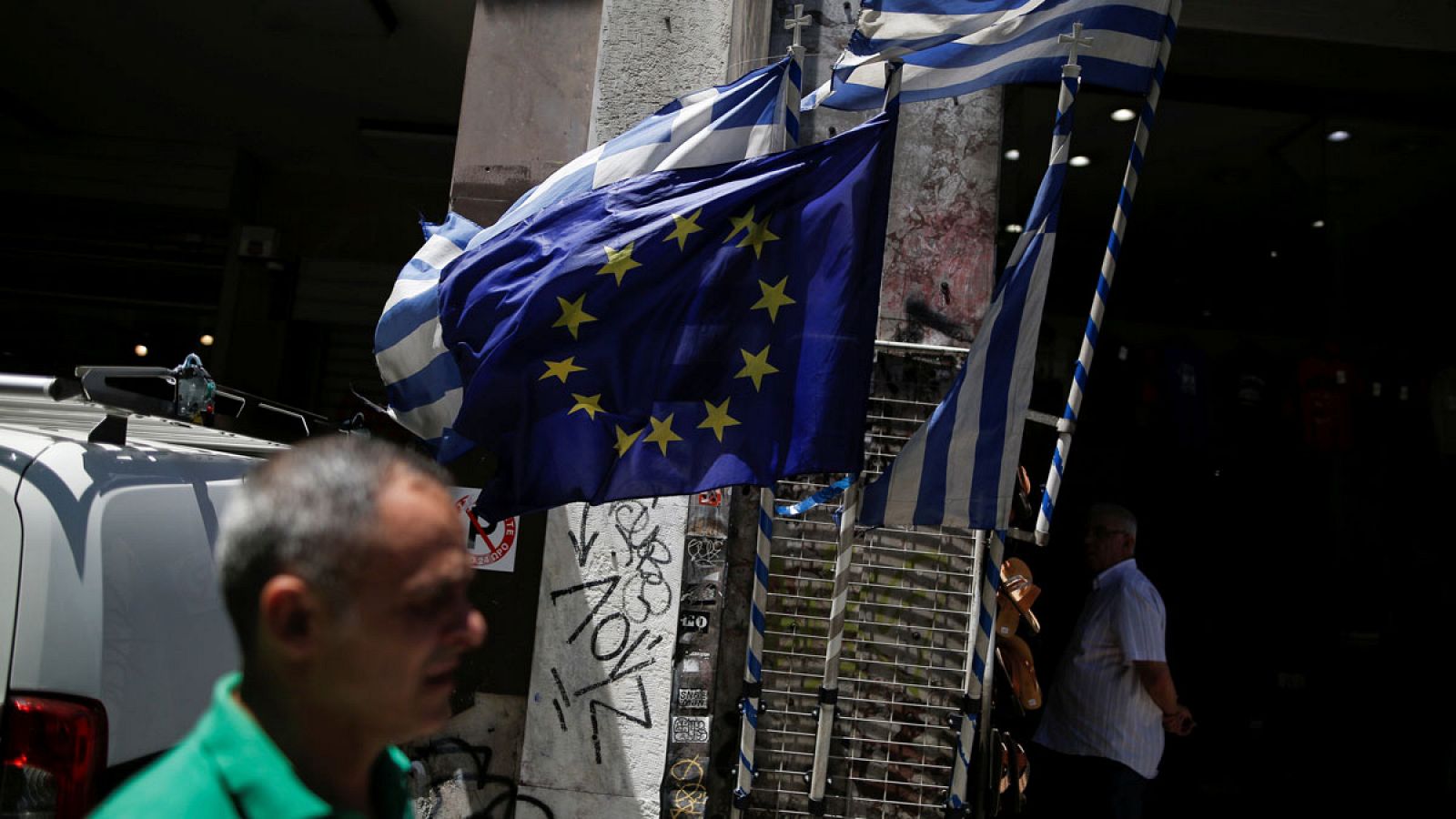 Banderas de Grecia y de la UE en un mercado de Atenas