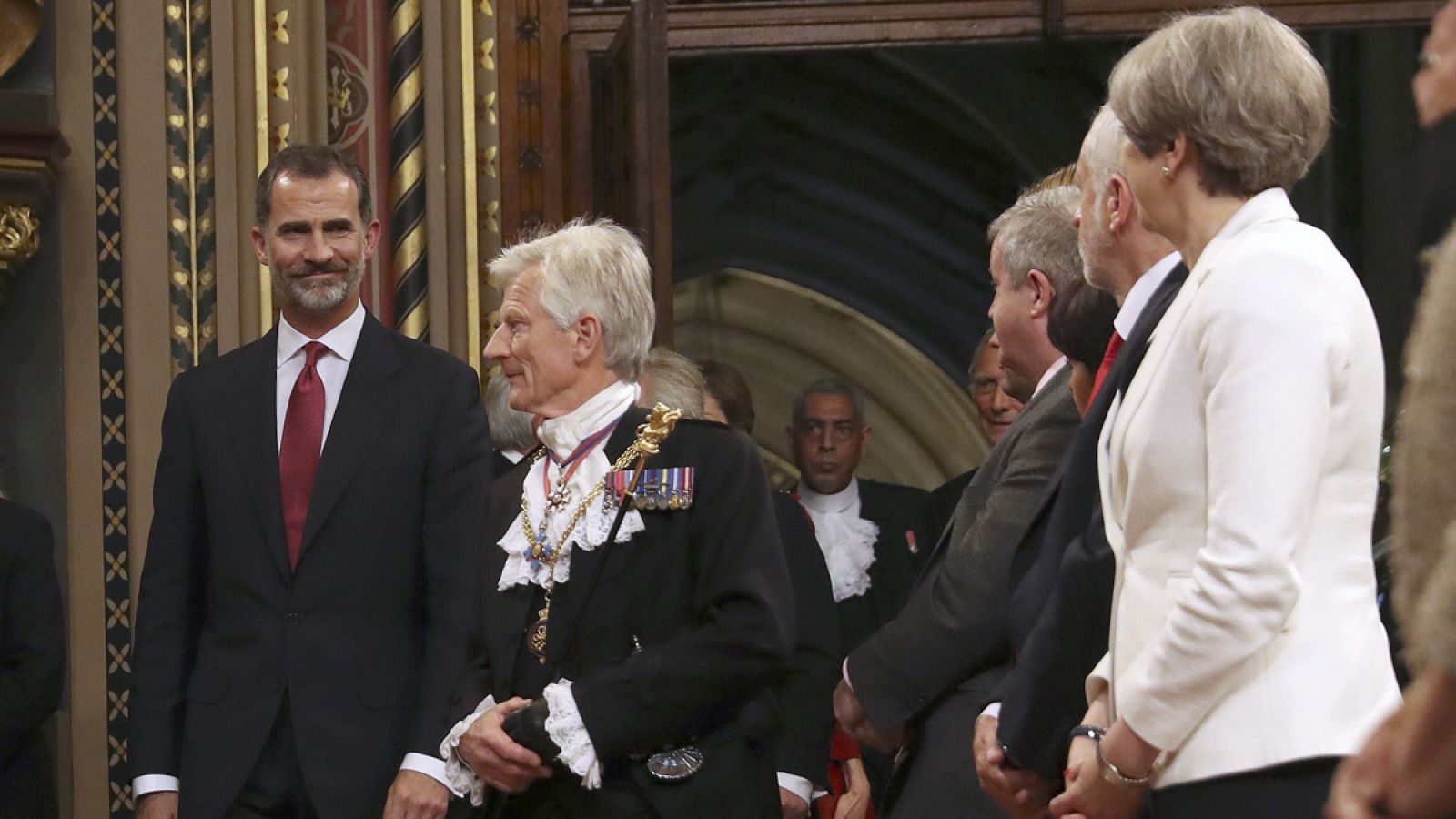 El rey Felipe VI (i) y la primera ministra británica, Theresa May (d)