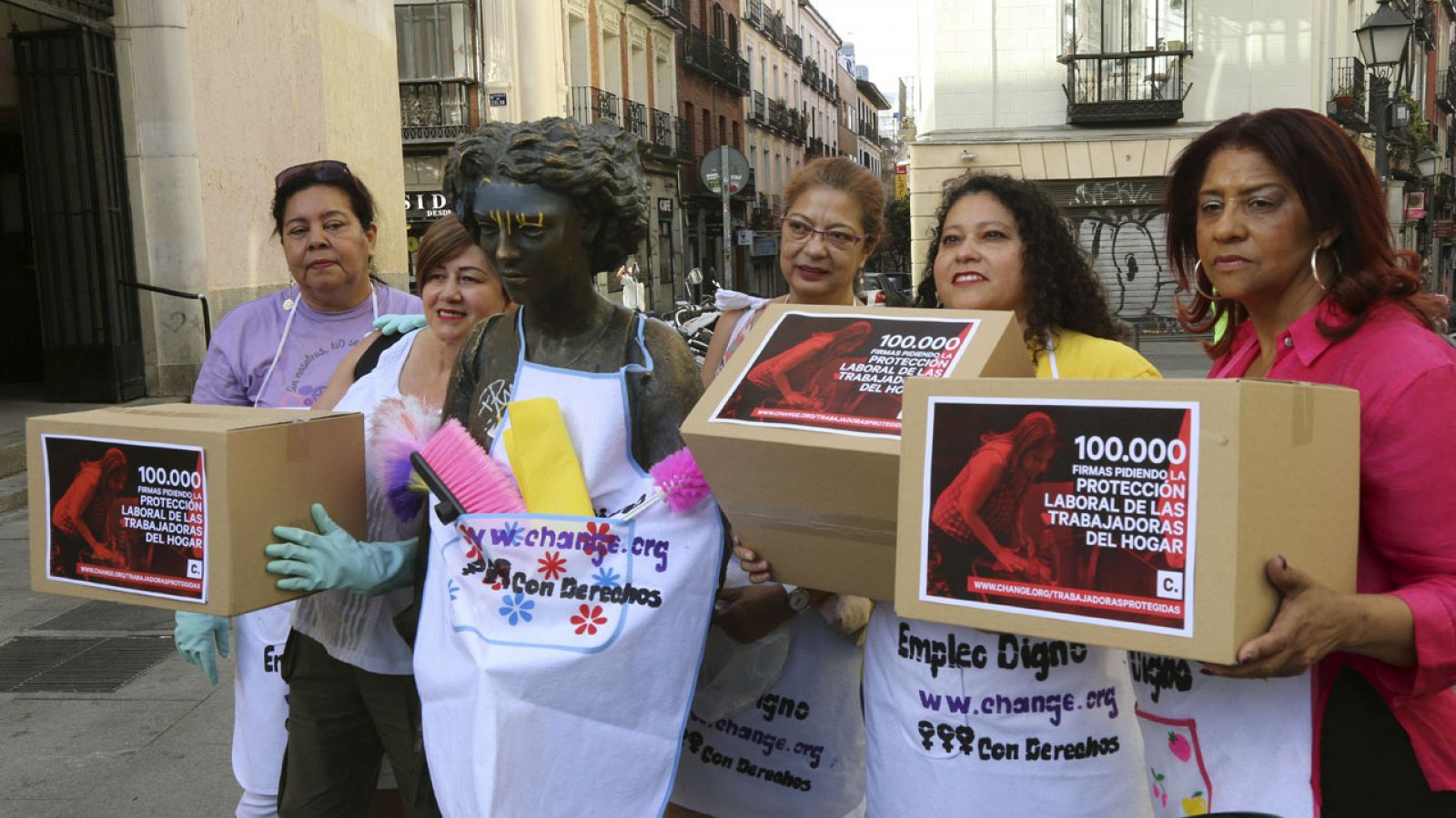 Fotografía facilitada por Change.org sobre la entrega de firmas de las empleadas del hogar