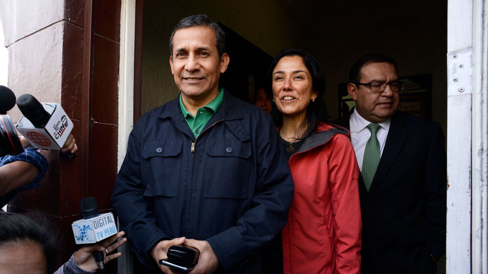 El expresidente de Perú Ollanta Humala abandona junto a su esposa (d) el local de su partido político el jueves 13 de julio de 2017, en Lima (Perú).